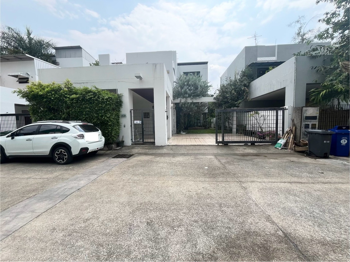 For RentHouseSukhumvit, Asoke, Thonglor : The Noble Ekkamai 22 (The Noble Ekkamai 22) for rent, 3-story detached house.