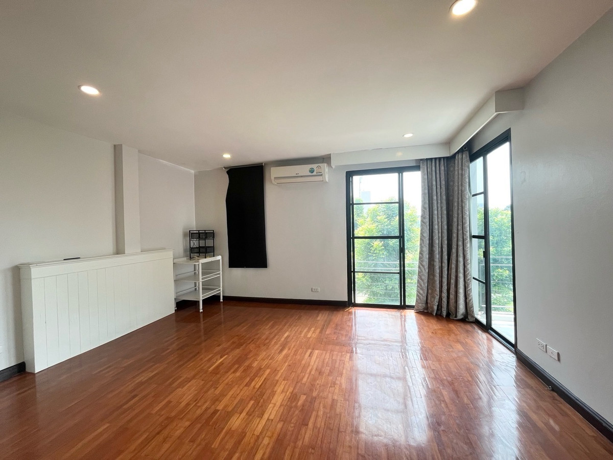For RentHouseSukhumvit, Asoke, Thonglor : The Noble Ekkamai 22 (The Noble Ekkamai 22) for rent, 3-story detached house.