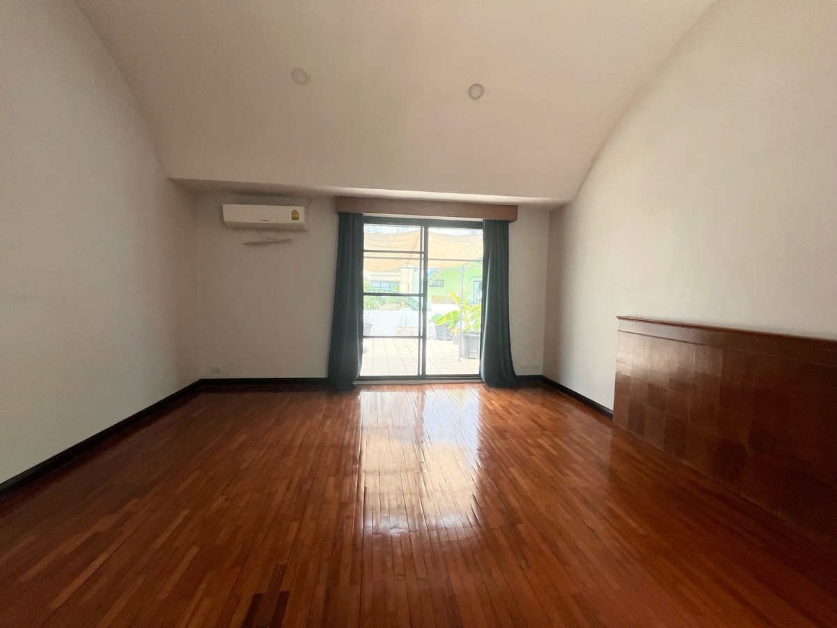 For RentHouseSukhumvit, Asoke, Thonglor : The Noble Ekkamai 22 (The Noble Ekkamai 22) for rent, 3-story detached house.