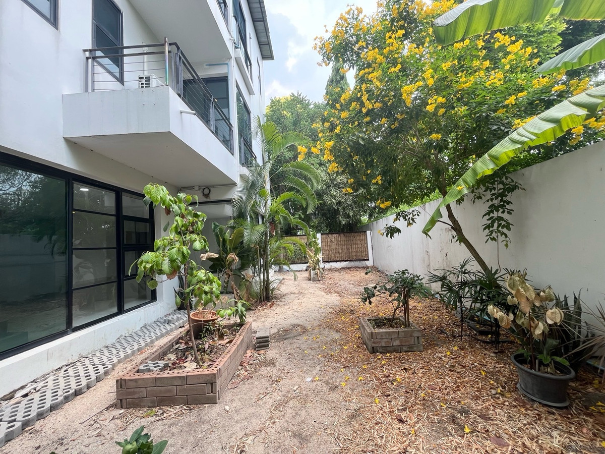 For RentHouseSukhumvit, Asoke, Thonglor : The Noble Ekkamai 22 (The Noble Ekkamai 22) for rent, 3-story detached house.