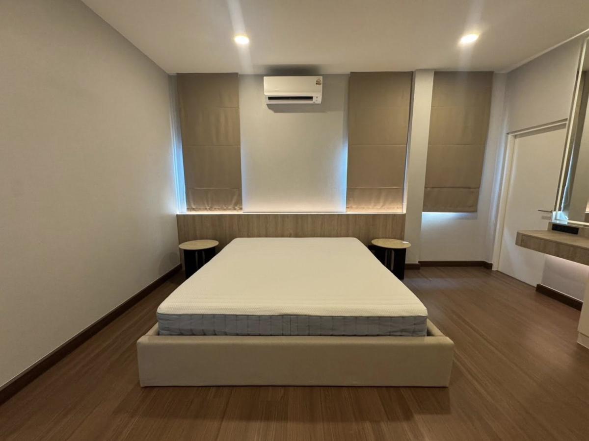 For RentHouseBangna, Bearing, Lasalle : 17/03/2026, Single house The City Bangna 3, 4 bedrooms, 5 bathrooms, spacious area, ready for rent 160,000 baht/month. 
Good location, close to the Bangna community, km. 7, meets every lifestyle. 0642748883