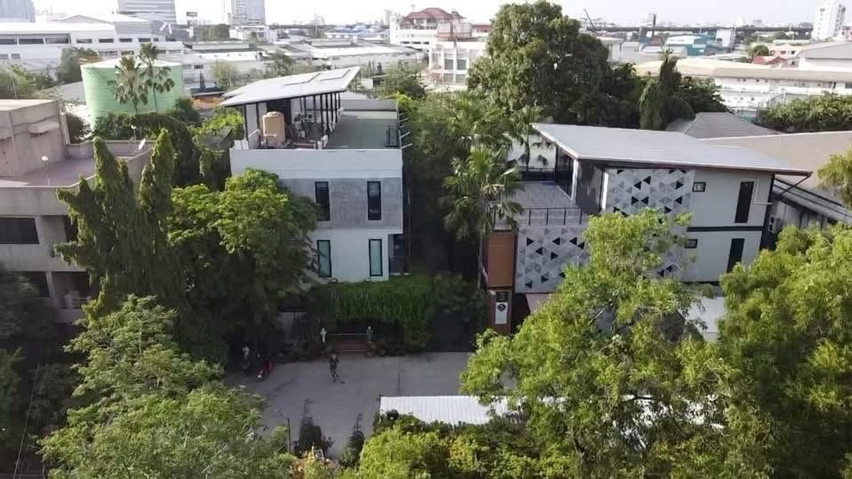 For RentOfficeBangna, Bearing, Lasalle : For rent, good price!!!  Office / 3-story office building ready to use 
 📍Sukhumvit 105 Soi Lasalle, 3-story office, usable area: 590 sq m, number of rooms: 12 with 14 air conditioners, 4 bathrooms, parking for 20 cars.