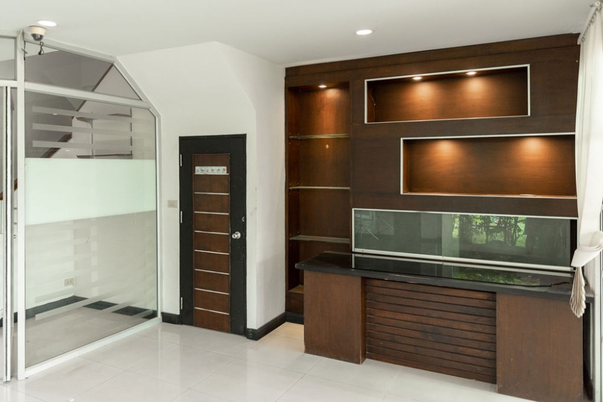 ให้เช่าทาวน์โฮมโชคชัย4 ลาดพร้าว71 : HR3325ให้เช่าHome Office สภาพสวย พร้อมใช้งาน หมู่บ้านชาลิสา ลาดพร้าววังหิน 34 พื้นที่ใช้สอยจุใจ 200 ตร.ม.  6 ห้องนอน/ห้องทำงาน |ทำเลศักยภาพเชื่อมต่อนาคนิวาส