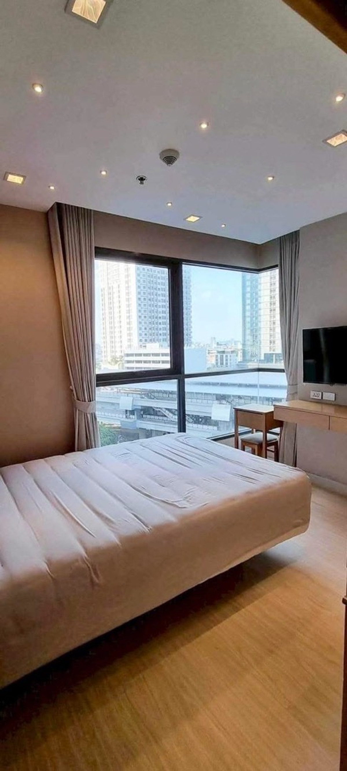 For RentCondoWongwianyai, Charoennakor : 💙@condocurator 💙 IDEO Mobi Sathorn fully furnished [PM4882]