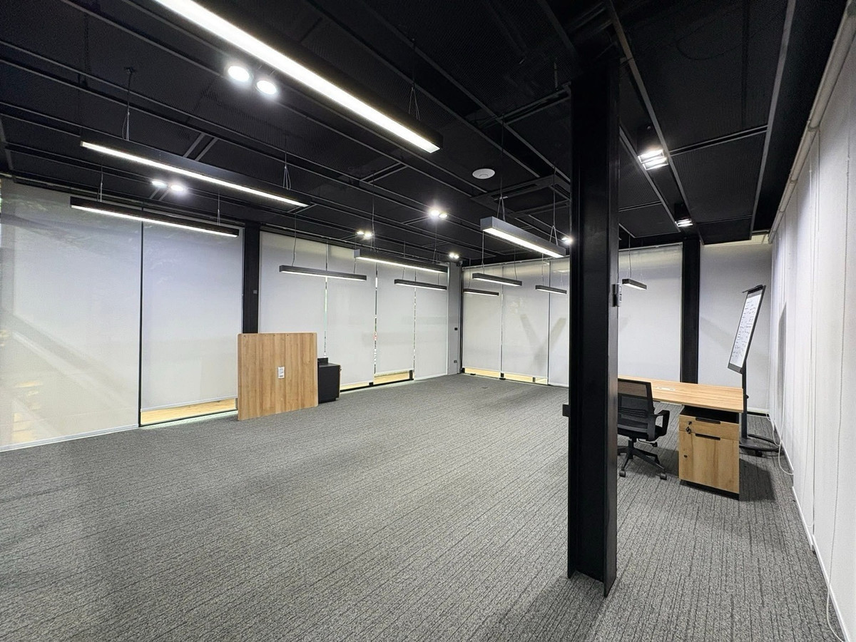 For RentOfficeBangna, Bearing, Lasalle : For rent, good price!!!  Office / 3-story office building ready to use 
 📍Sukhumvit 105 Soi Lasalle, 3-story office, usable area: 590 sq m, number of rooms: 12 with 14 air conditioners, 4 bathrooms, parking for 20 cars.