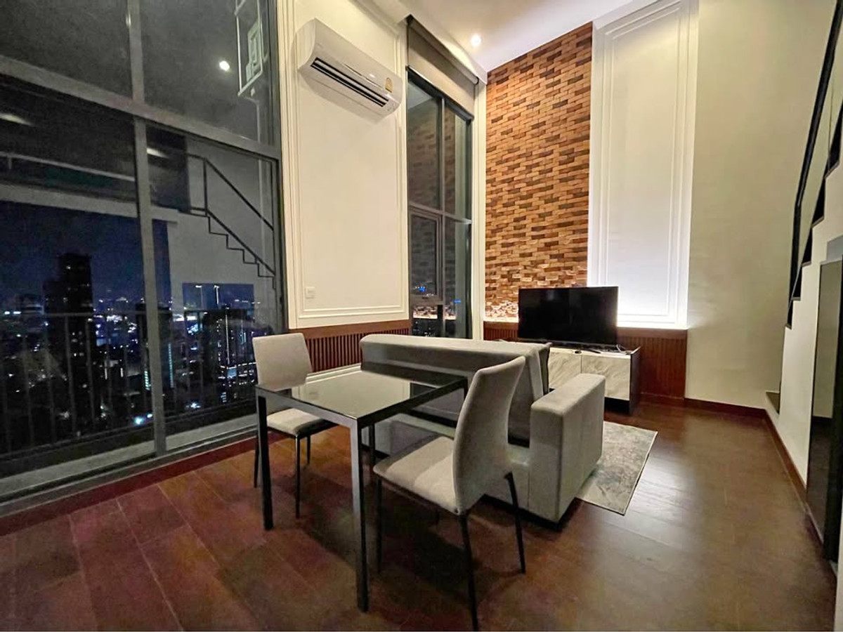 ให้เช่าคอนโดสุขุมวิท อโศก ทองหล่อ : ให้เช่าคอนโด ซี เอกมัย (C Ekkamai)  ชั้น 1  พื้นที่ 41 ตร.ม. แบบห้อง 1BD Duplex  (1 ห้องนอน 1 ห้องน้ำ) เฟอร์นิเจอร์ เครื่องใช้ไฟฟ้า ครบ  เป็นคอนโดพร้อมอยู่ พร้อมส่วนกลางระดับ Luxury ทำเลดี ใกล้ BTS เอกมัย และ ทางด่วนค่าเช่า 28,000 บาท/ เดือน