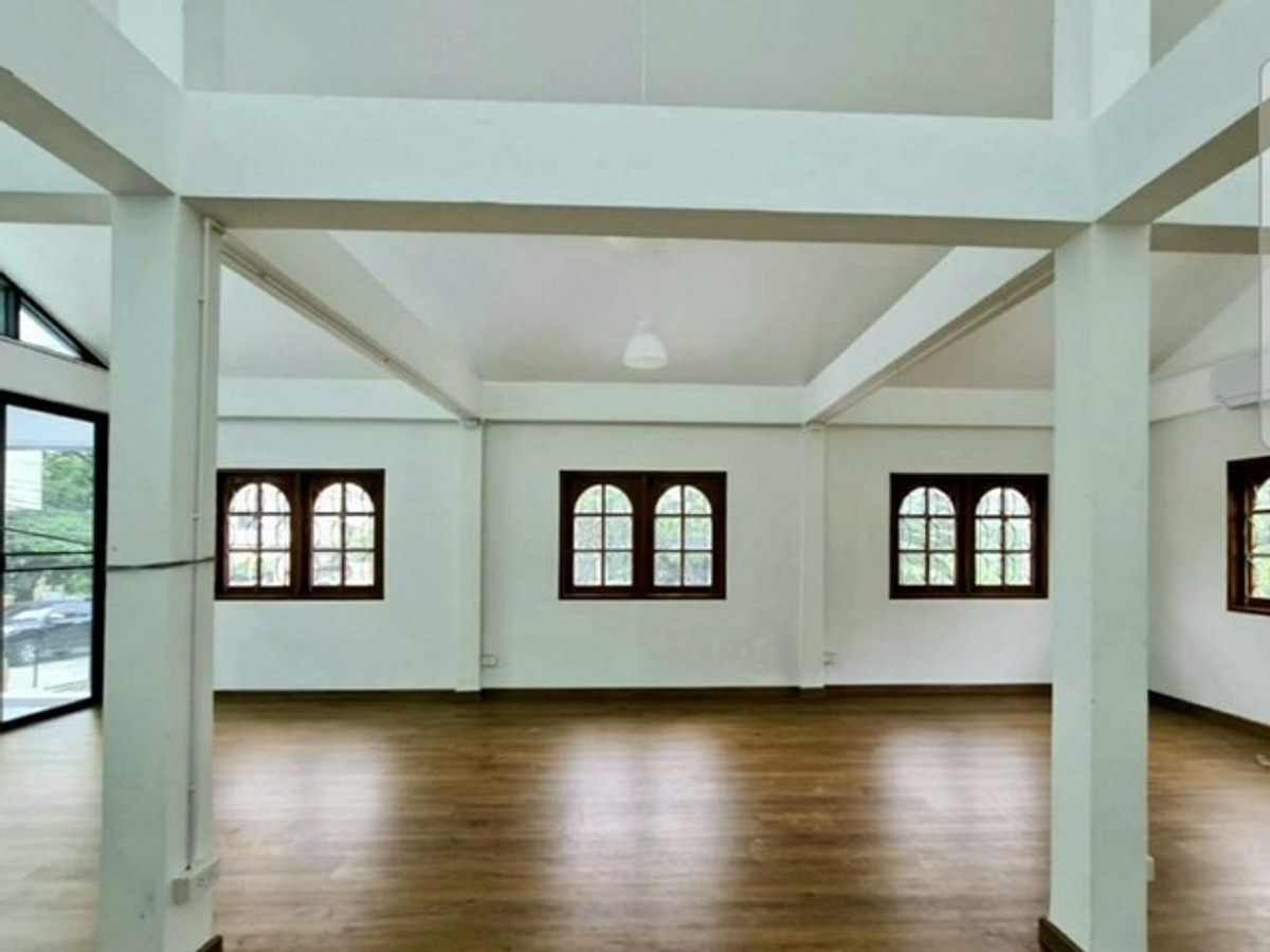 For RentHouseChokchai 4, Ladprao 71, Ladprao 48, : HR3327 Home Office for rent, completely renovated, Chokchai 4, wide area 70 sq m, parking for up to 7 cars, company registration possible.