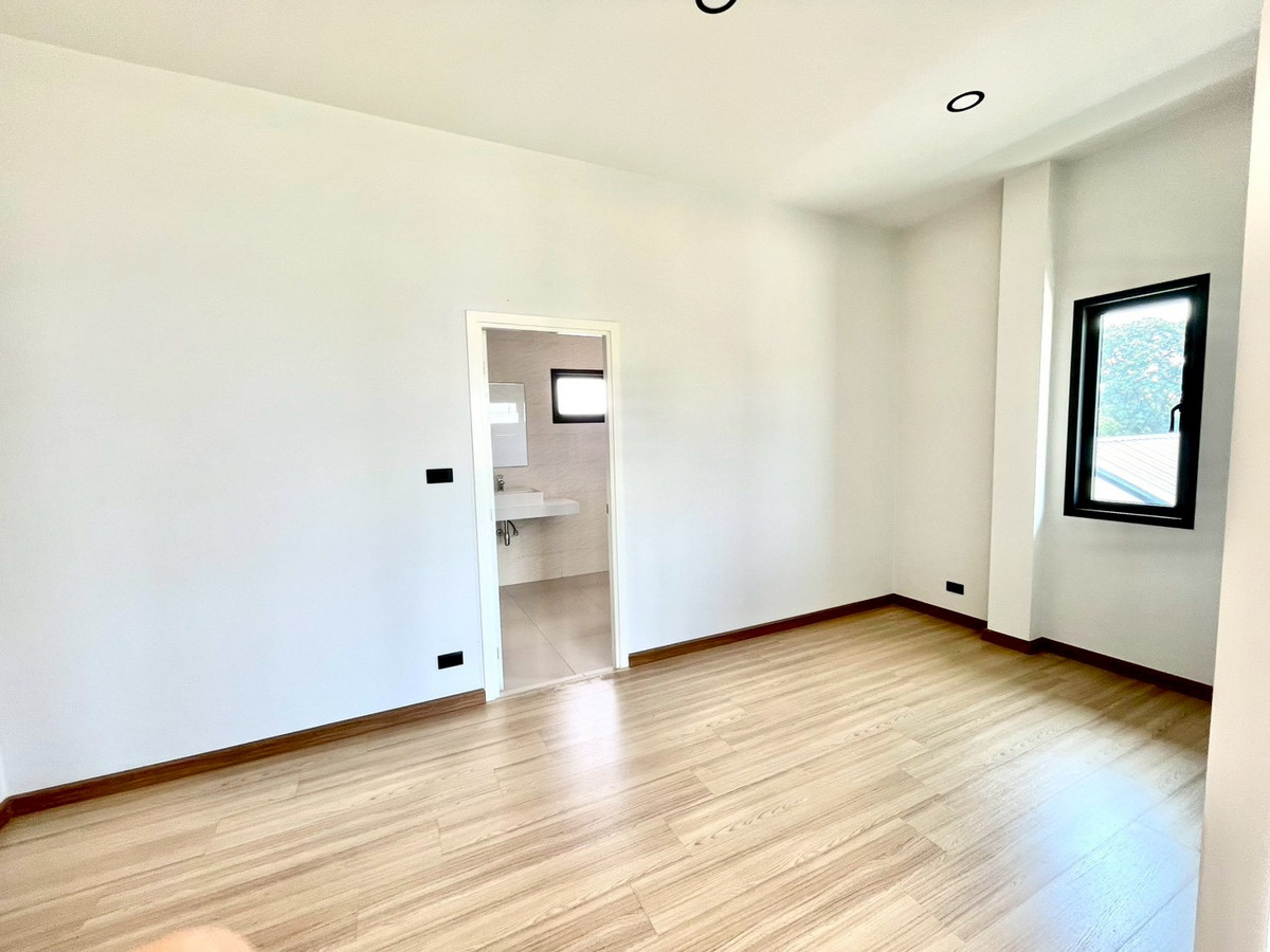 For SaleHousePattaya, Bangsaen, Chonburi : Detached House 57 Sq.w. behind Wat Takian Tia / 4 Bedrooms (FOR SALE) BEWN106