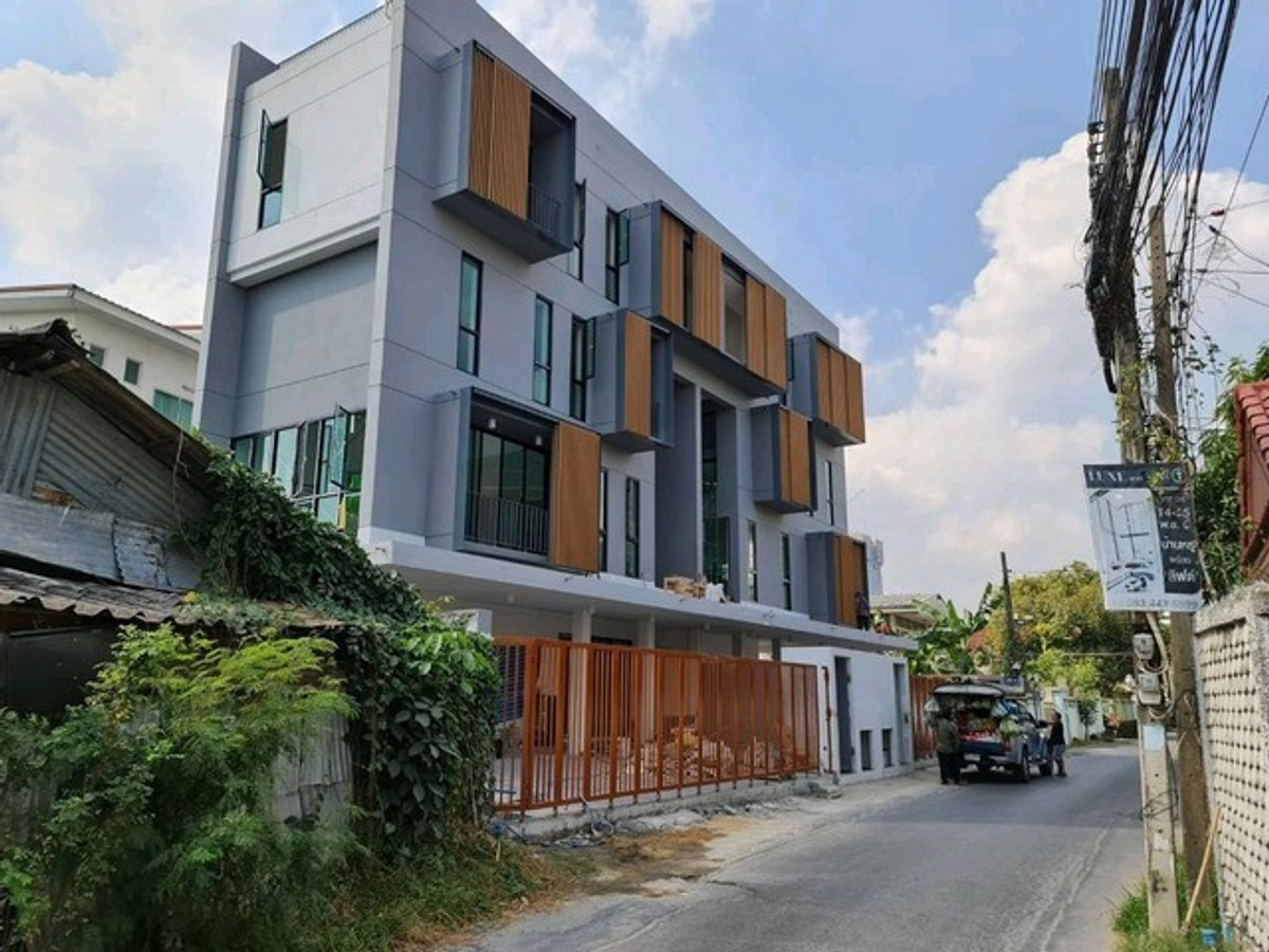 For RentHome OfficeRatchadapisek, Huaikwang, Suttisan : HR3326 for rent Superb Modern Home Office 4 floors | Soi Ratchada 32 (near MRT Lat Phrao) newly decorated in Modern style | Parking for up to 6 cars | Complete functions in one place.