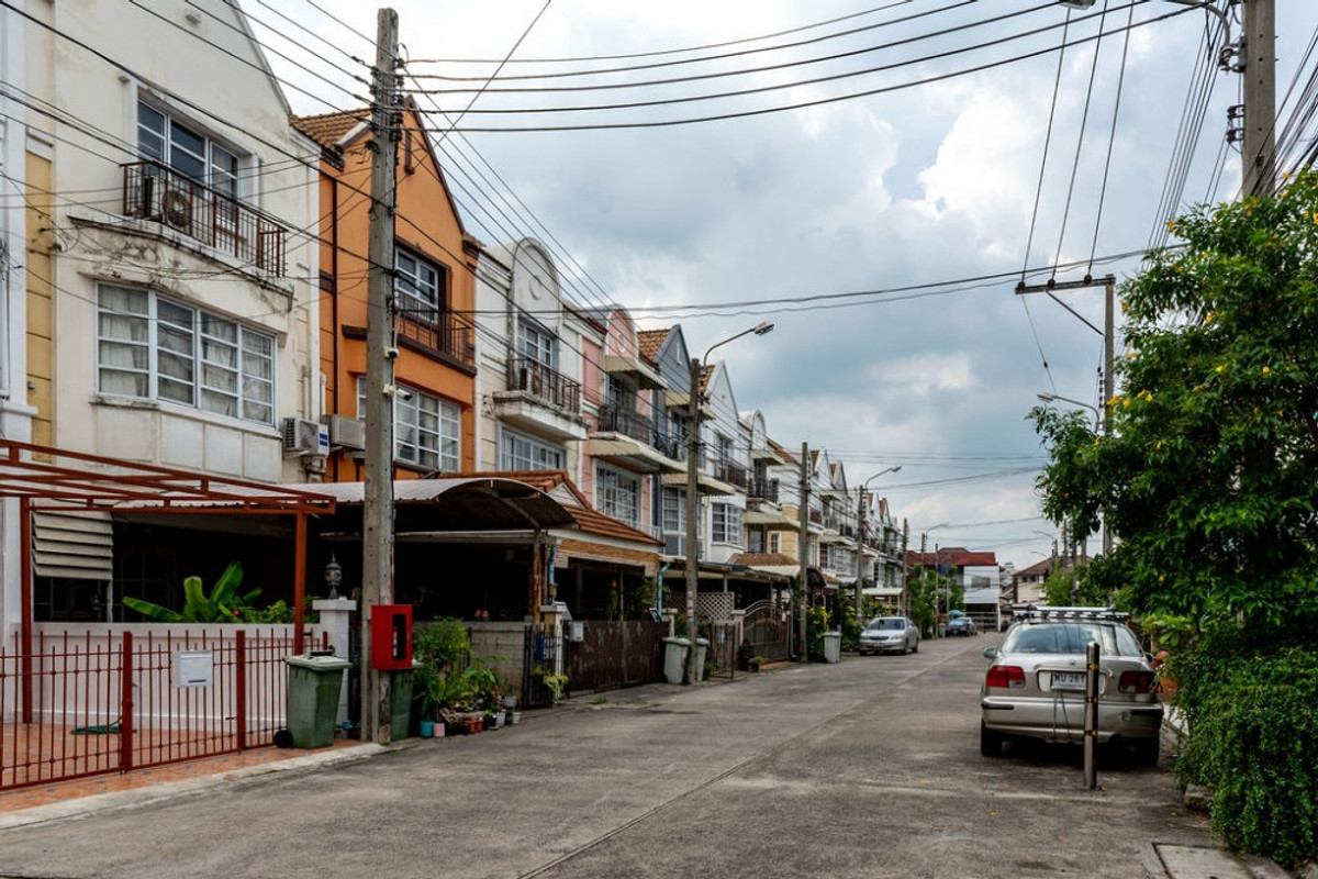 ให้เช่าทาวน์โฮมโชคชัย4 ลาดพร้าว71 : HR3325ให้เช่าHome Office สภาพสวย พร้อมใช้งาน หมู่บ้านชาลิสา ลาดพร้าววังหิน 34 พื้นที่ใช้สอยจุใจ 200 ตร.ม.  6 ห้องนอน/ห้องทำงาน |ทำเลศักยภาพเชื่อมต่อนาคนิวาส