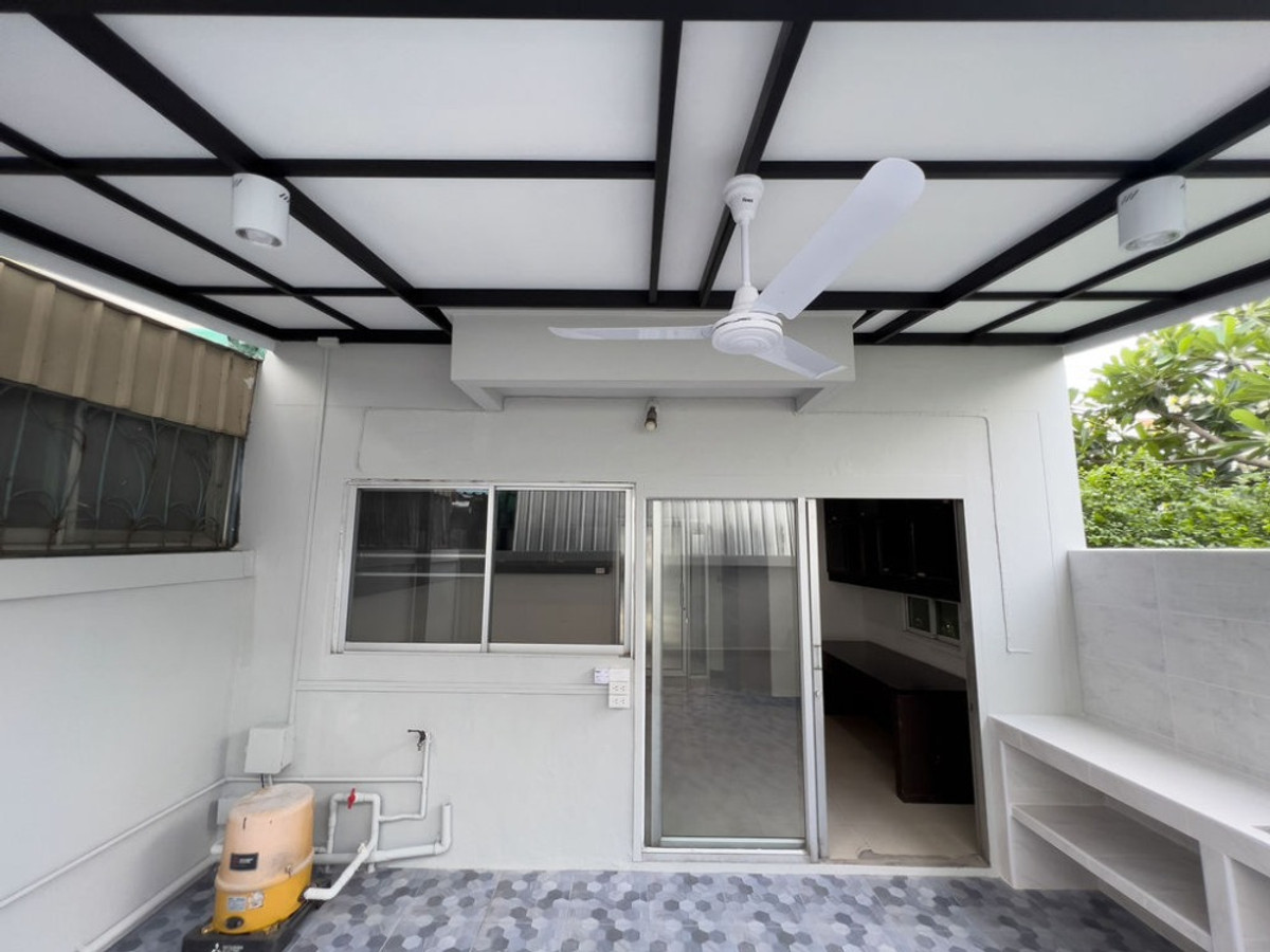 ให้เช่าทาวน์โฮมโชคชัย4 ลาดพร้าว71 : HR3325ให้เช่าHome Office สภาพสวย พร้อมใช้งาน หมู่บ้านชาลิสา ลาดพร้าววังหิน 34 พื้นที่ใช้สอยจุใจ 200 ตร.ม.  6 ห้องนอน/ห้องทำงาน |ทำเลศักยภาพเชื่อมต่อนาคนิวาส