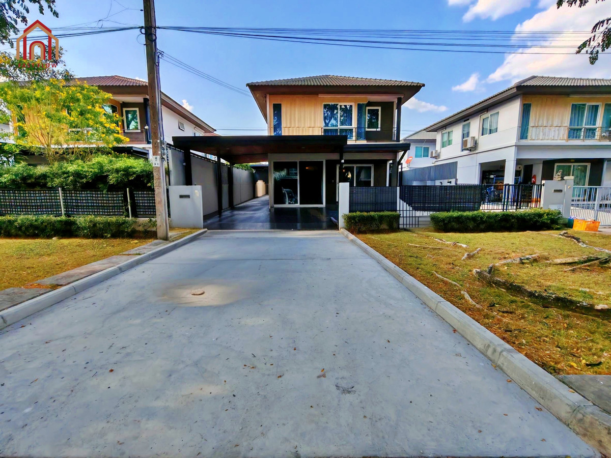 For SaleHouseNawamin, Ramindra : For sale: 2-storey detached house, Prueklada Wongwaen-Hathairat, Prueklada Wongwaen - Hathairat, Hathairat Road, next to the main road, tree tunnel zone, parking for 6 cars, kitchen addition with cement counter, garage addition, and roof in front of the h