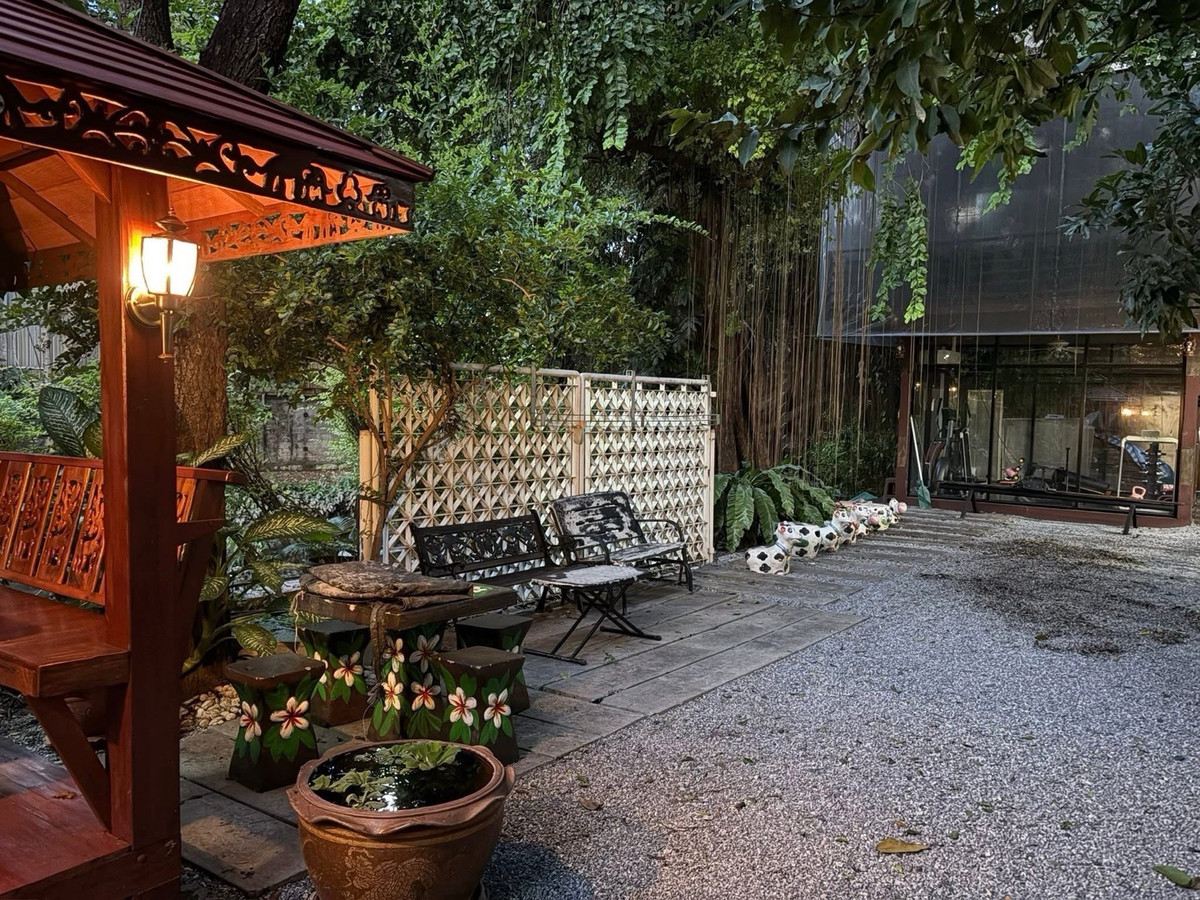 For RentOfficeBangna, Bearing, Lasalle : For rent, good price!!!  Office / 3-story office building ready to use 
 📍Sukhumvit 105 Soi Lasalle, 3-story office, usable area: 590 sq m, number of rooms: 12 with 14 air conditioners, 4 bathrooms, parking for 20 cars.