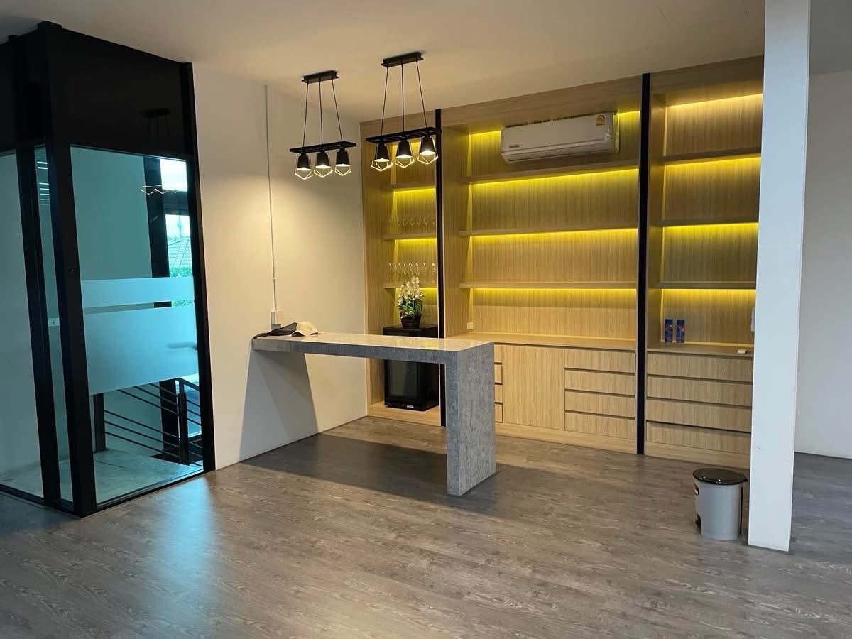 For RentOfficeBangna, Bearing, Lasalle : For rent, good price!!!  Office / 3-story office building ready to use 
 📍Sukhumvit 105 Soi Lasalle, 3-story office, usable area: 590 sq m, number of rooms: 12 with 14 air conditioners, 4 bathrooms, parking for 20 cars.