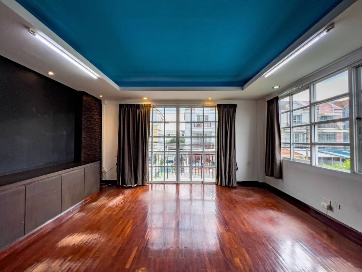 ให้เช่าทาวน์โฮมโชคชัย4 ลาดพร้าว71 : HR3325ให้เช่าHome Office สภาพสวย พร้อมใช้งาน หมู่บ้านชาลิสา ลาดพร้าววังหิน 34 พื้นที่ใช้สอยจุใจ 200 ตร.ม.  6 ห้องนอน/ห้องทำงาน |ทำเลศักยภาพเชื่อมต่อนาคนิวาส