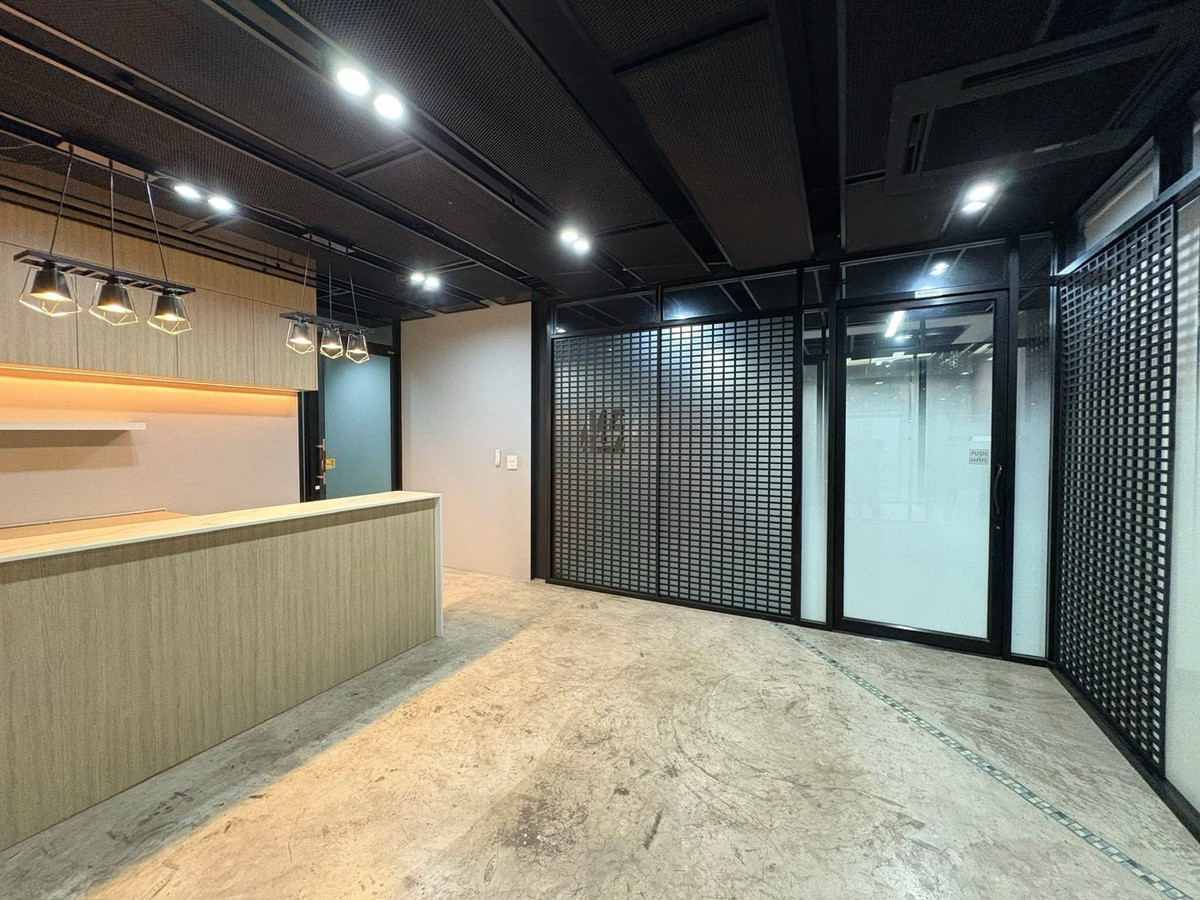 For RentOfficeBangna, Bearing, Lasalle : For rent, good price!!!  Office / 3-story office building ready to use 
 📍Sukhumvit 105 Soi Lasalle, 3-story office, usable area: 590 sq m, number of rooms: 12 with 14 air conditioners, 4 bathrooms, parking for 20 cars.