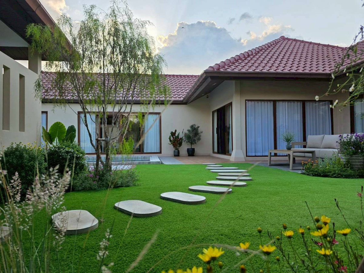 ให้เช่าพัทยา บางแสน ชลบุรี สัตหีบ : บ้านพูลวิลล่า  สไตล์ Cottage Garden รายล้อมด้วยต้นไม้ ดอกไม้ เหมาะสำหรับคนที่ชอบความผ่อนคลาย ใกล้ชิดธรรมชาติ 