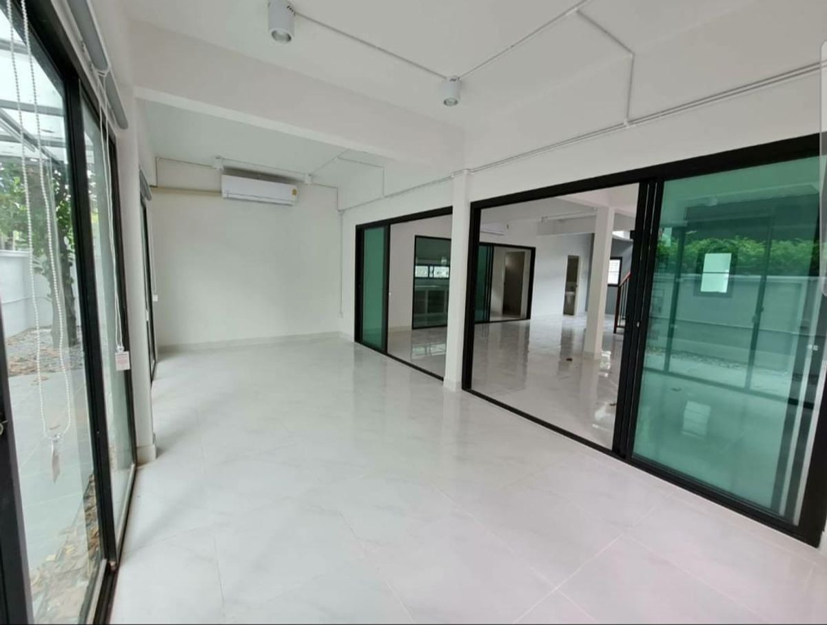 For RentHouseChokchai 4, Ladprao 71, Ladprao 48, : HR3327 Home Office for rent, completely renovated, Chokchai 4, wide area 70 sq m, parking for up to 7 cars, company registration possible.