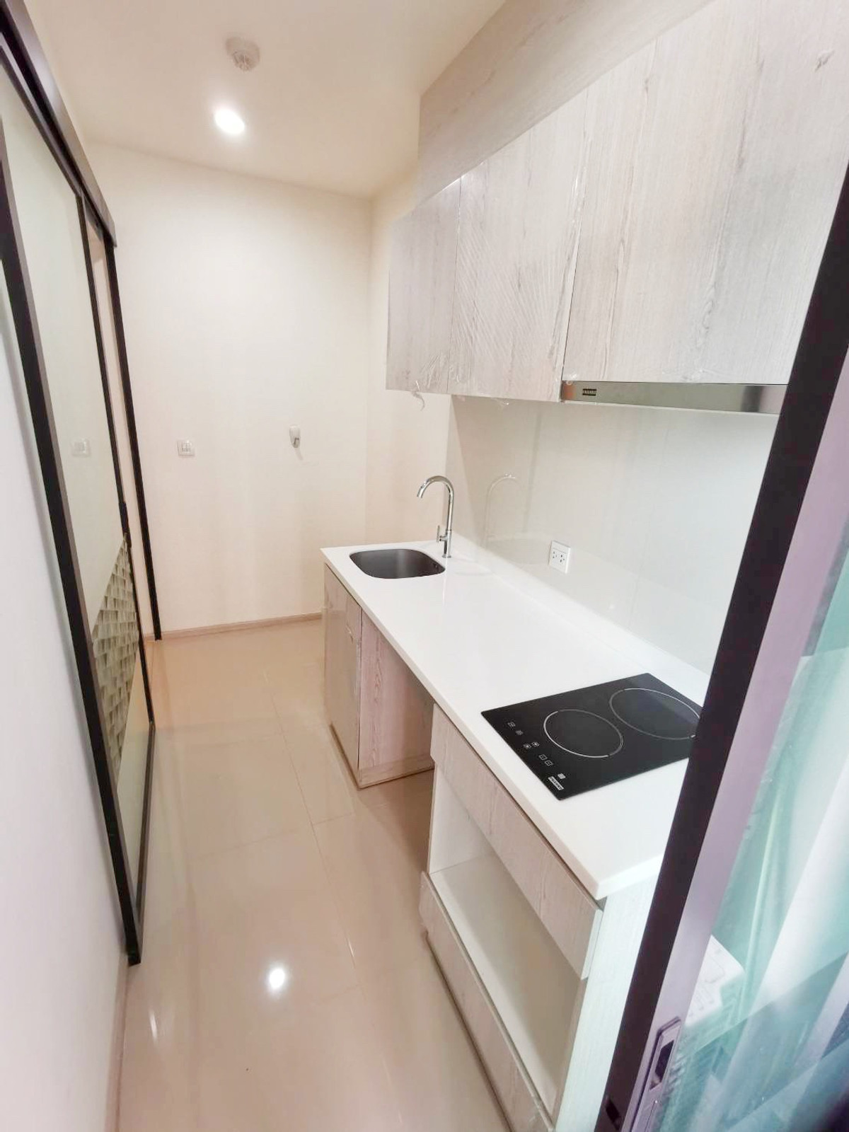 For SaleCondoRama9, Petchburi, RCA : Life asoke for sale, 1 bedroom, very good price, excellent condition, never lived in.