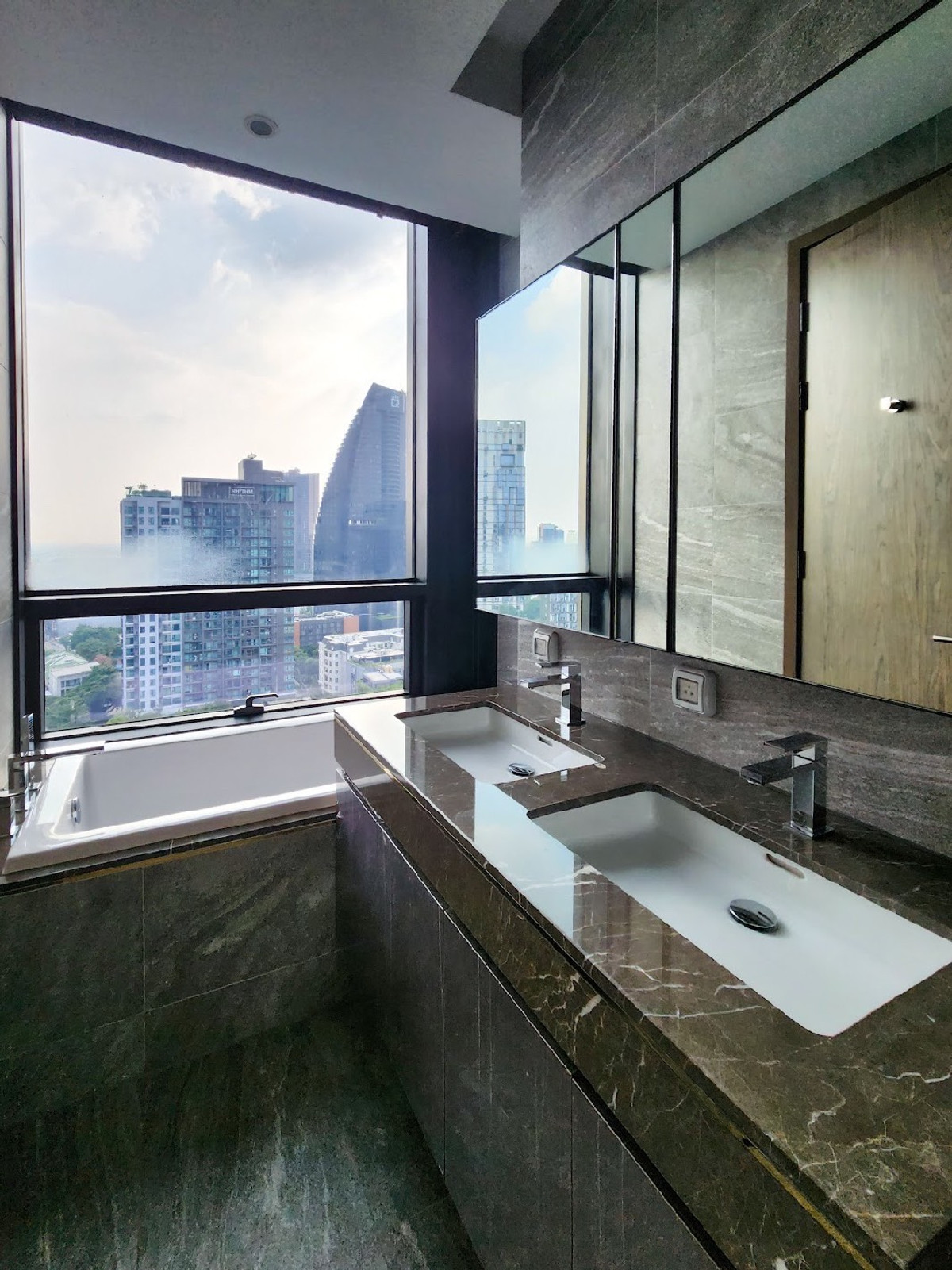 For RentCondoSukhumvit, Asoke, Thonglor : !! Beautiful room for rent, Condo The Esse Sukhumvit 36, near BTS Thonglor.