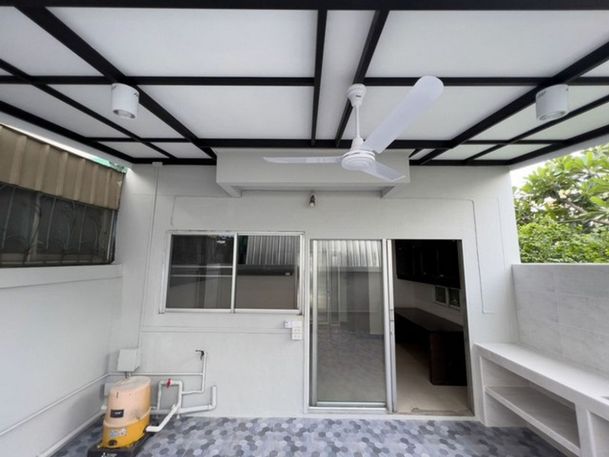 ให้เช่าทาวน์โฮมโชคชัย4 ลาดพร้าว71 : HR3325ให้เช่าHome Office สภาพสวย พร้อมใช้งาน หมู่บ้านชาลิสา ลาดพร้าววังหิน 34 พื้นที่ใช้สอยจุใจ 200 ตร.ม.  6 ห้องนอน/ห้องทำงาน |ทำเลศักยภาพเชื่อมต่อนาคนิวาส