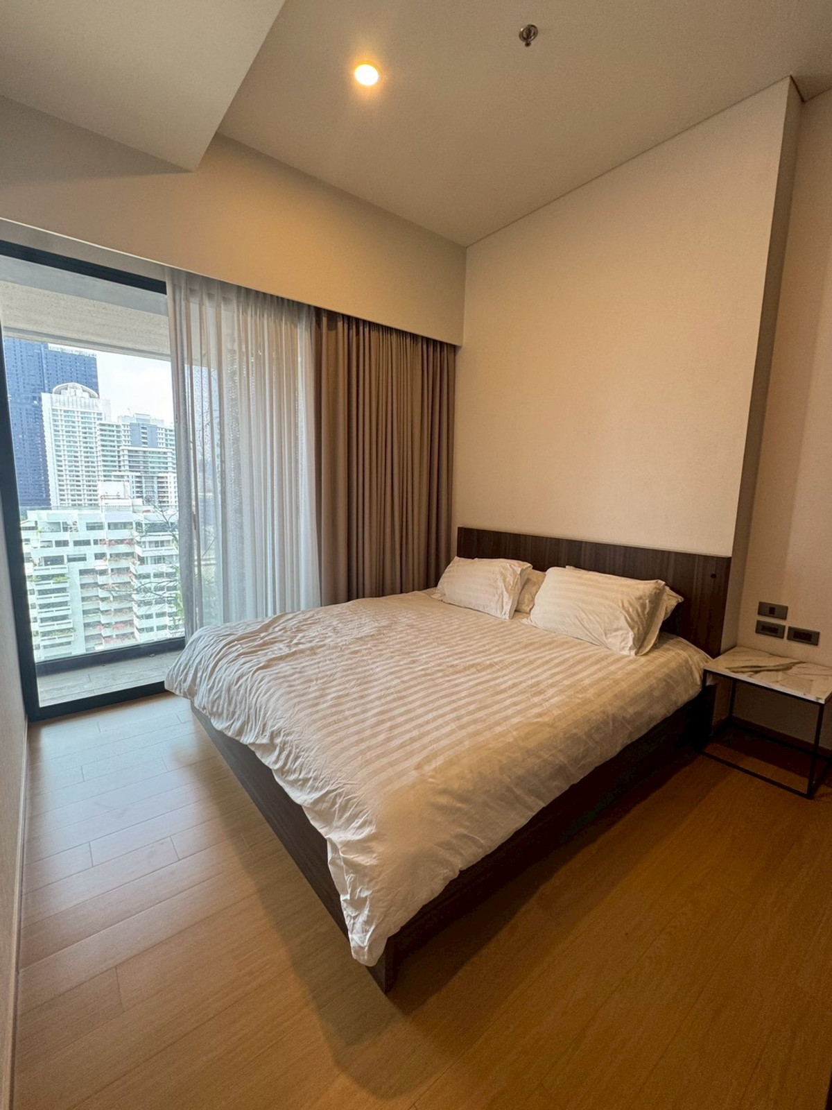 For RentCondoSukhumvit, Asoke, Thonglor : 2 bedrooms available, beautiful view, fully decorated, ready to move in. Near BTS Phrom Phong