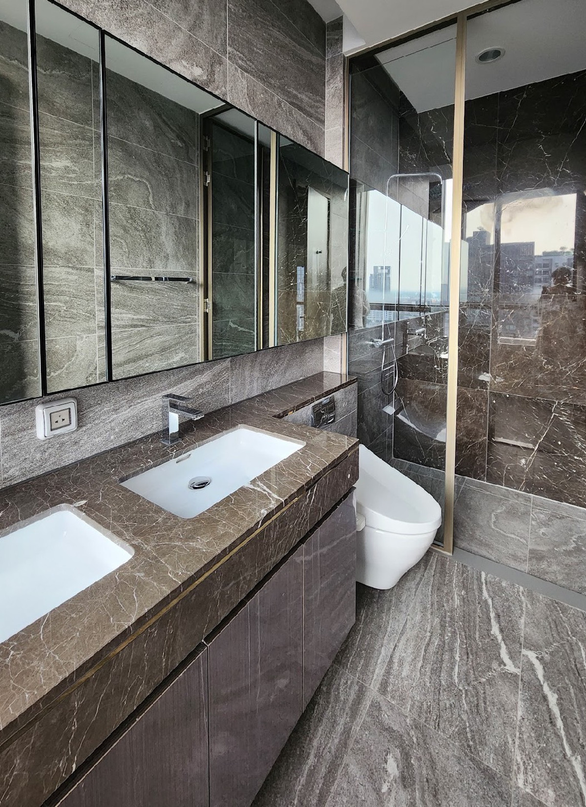 For RentCondoSukhumvit, Asoke, Thonglor : !! Beautiful room for rent, Condo The Esse Sukhumvit 36, near BTS Thonglor.