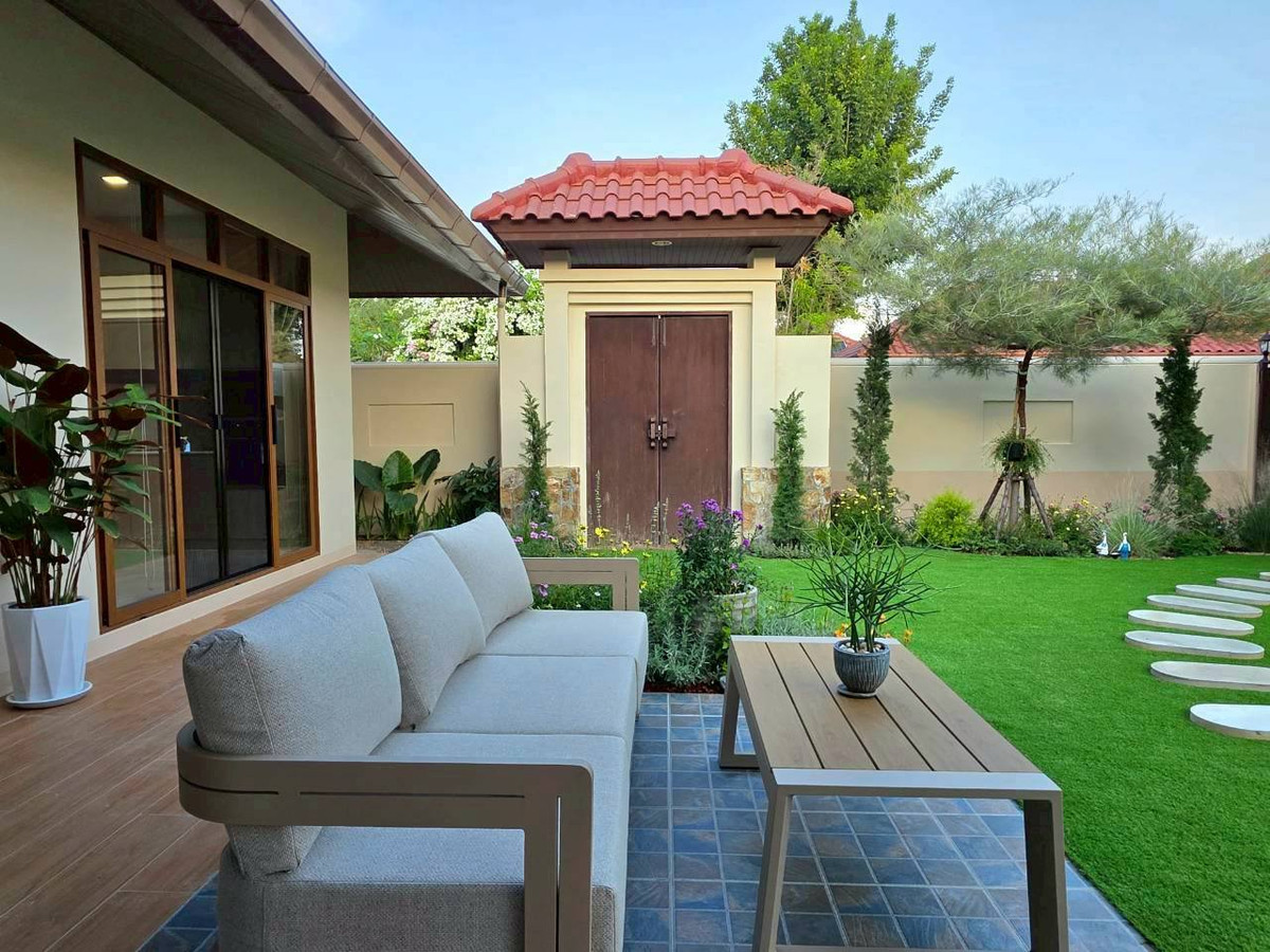 ให้เช่าพัทยา บางแสน ชลบุรี สัตหีบ : บ้านพูลวิลล่า  สไตล์ Cottage Garden รายล้อมด้วยต้นไม้ ดอกไม้ เหมาะสำหรับคนที่ชอบความผ่อนคลาย ใกล้ชิดธรรมชาติ 