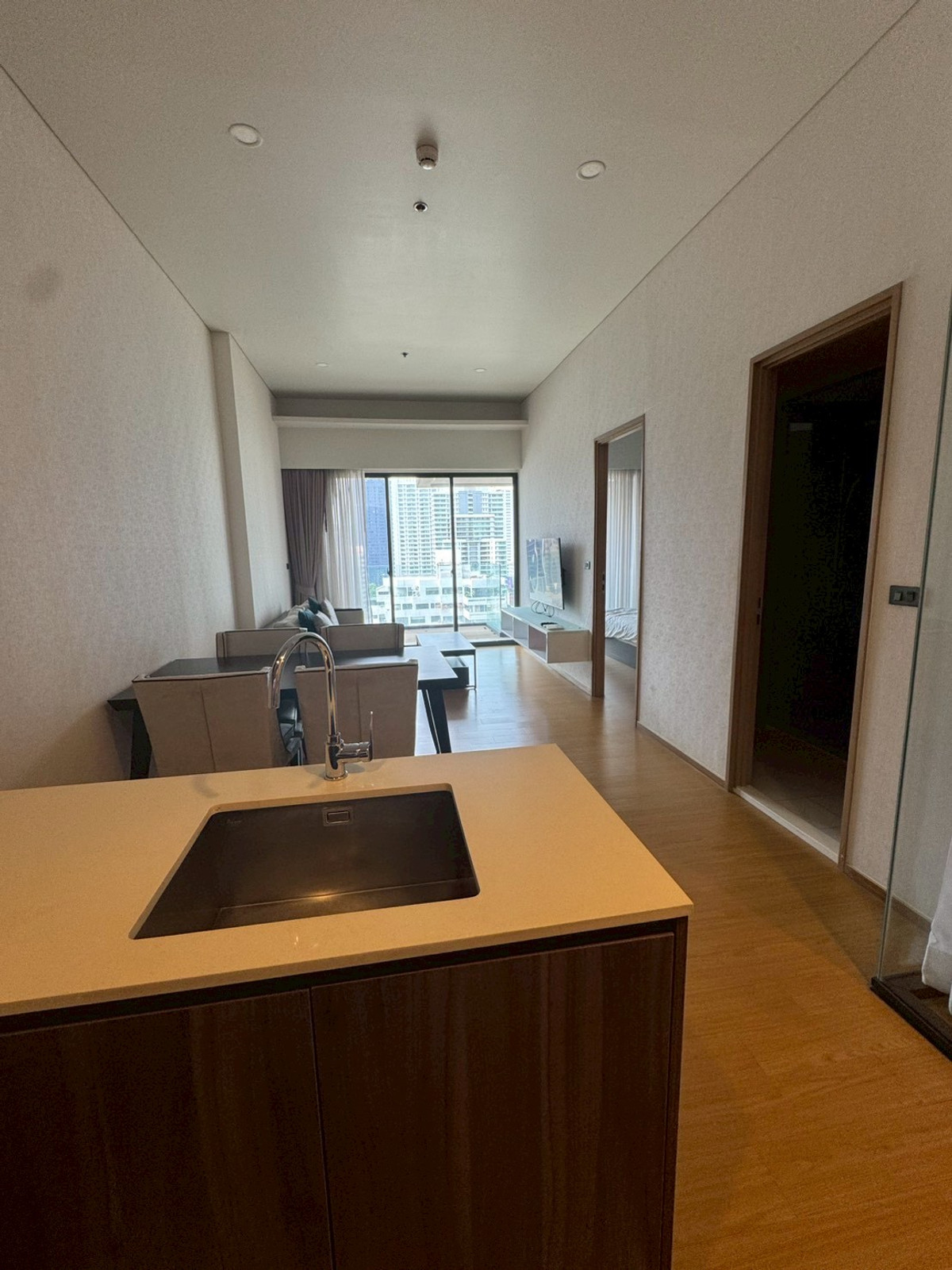 For RentCondoSukhumvit, Asoke, Thonglor : 2 bedrooms available, beautiful view, fully decorated, ready to move in. Near BTS Phrom Phong