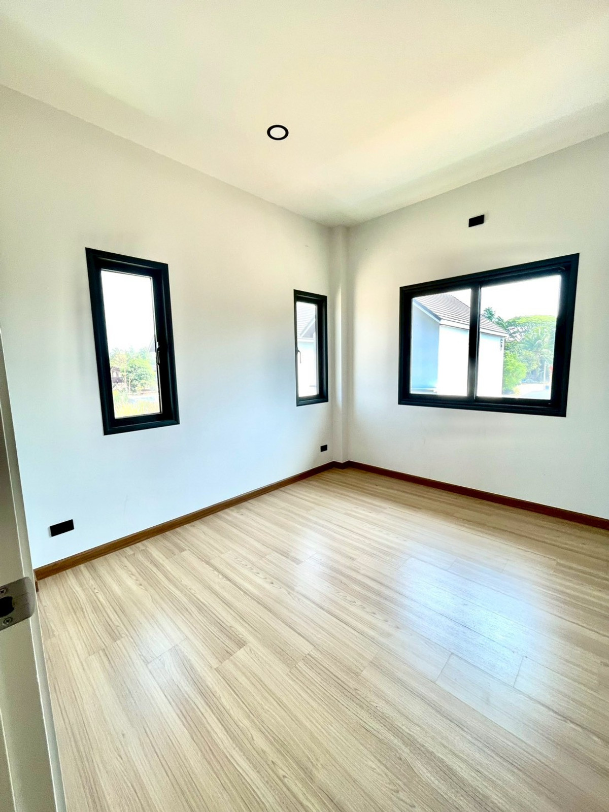 For SaleHousePattaya, Bangsaen, Chonburi : Detached House 57 Sq.w. behind Wat Takian Tia / 4 Bedrooms (FOR SALE) BEWN106