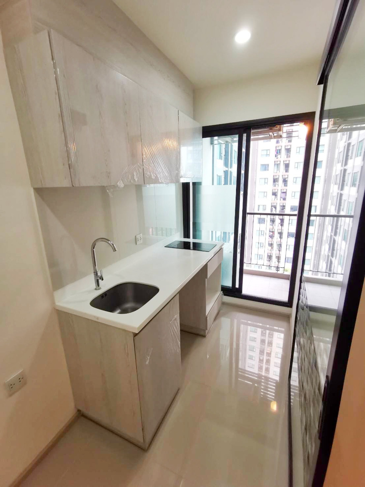 For SaleCondoRama9, Petchburi, RCA : Life asoke for sale, 1 bedroom, very good price, excellent condition, never lived in.