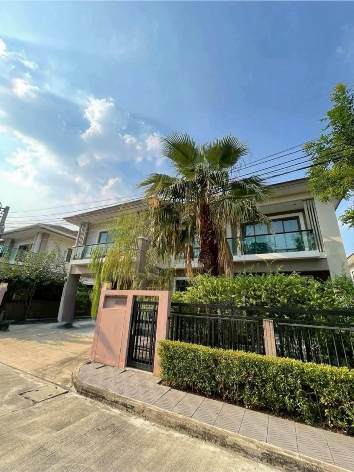 HousePattanakan, Srinakarin : House for Sale and Rent Pattanakarn 4 Bedrooms 280 sq.m Near Thonglor Ekkamai Motorway Access