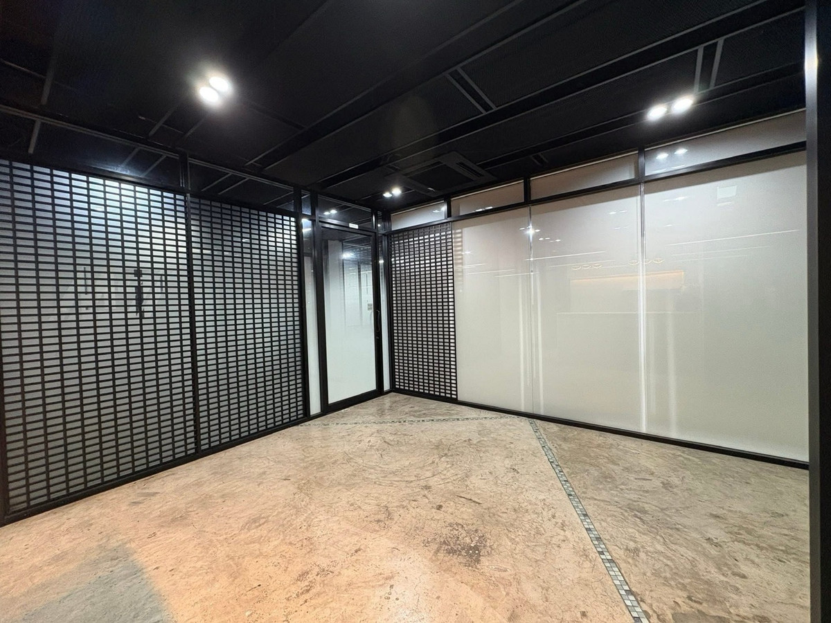 For RentOfficeBangna, Bearing, Lasalle : For rent, good price!!!  Office / 3-story office building ready to use 
 📍Sukhumvit 105 Soi Lasalle, 3-story office, usable area: 590 sq m, number of rooms: 12 with 14 air conditioners, 4 bathrooms, parking for 20 cars.