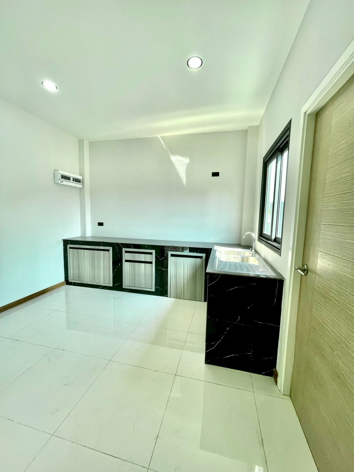 For SaleHousePattaya, Bangsaen, Chonburi : Detached House 57 Sq.w. behind Wat Takian Tia / 4 Bedrooms (FOR SALE) BEWN106