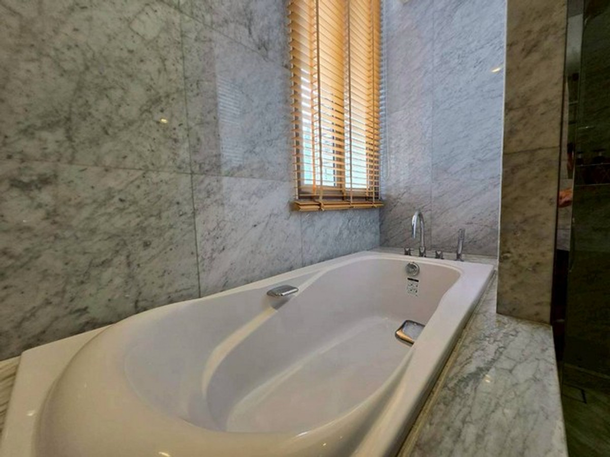 For RentHouseSukhumvit, Asoke, Thonglor : HR3321 Rare Item Super Luxury House with Private Lift 749 Residence Sukhumvit 49/1 near BTS Phrom Phong & Thonglor