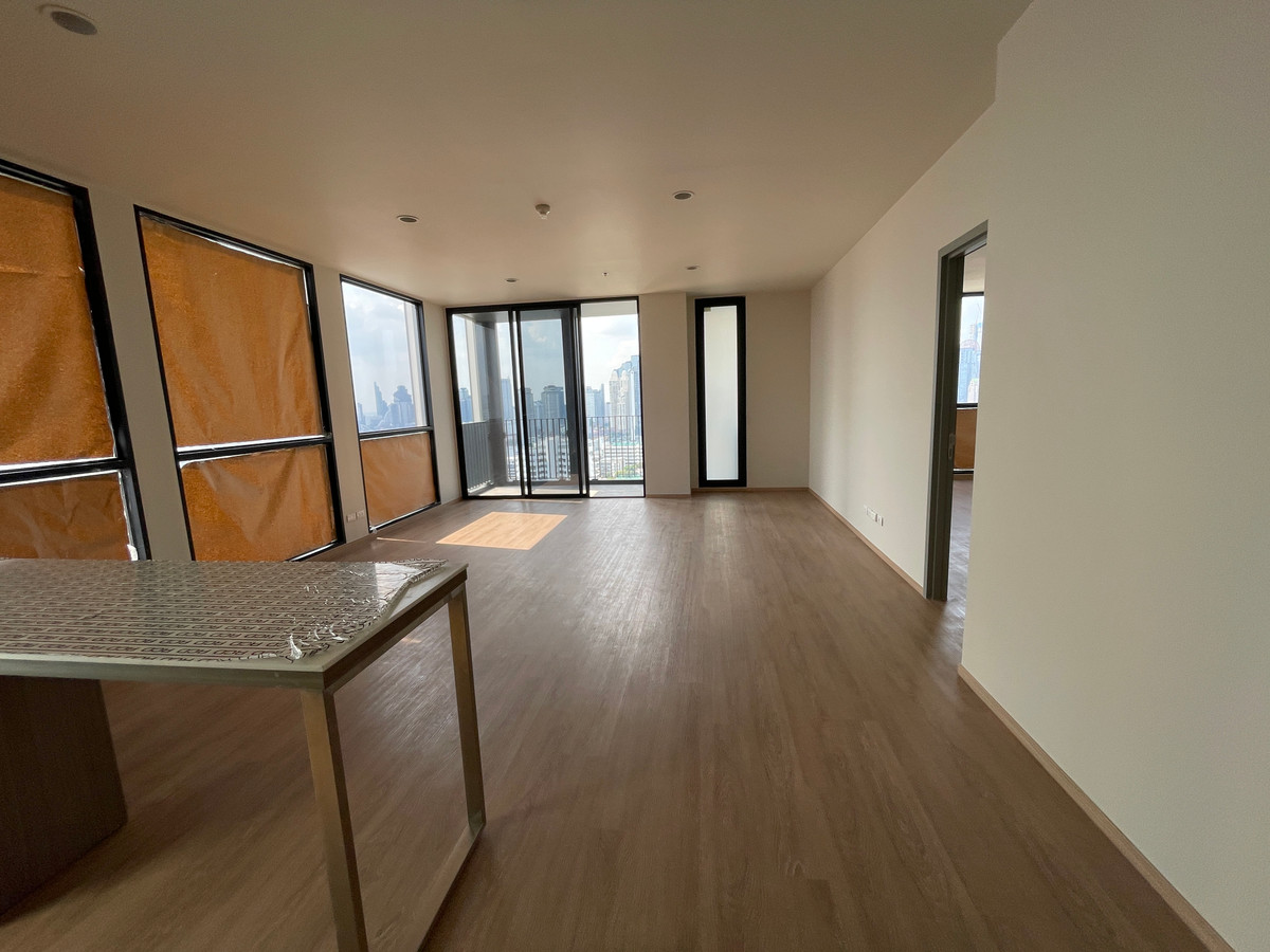 ขายคอนโดสาทร นราธิวาส : [RARE ITEM] The Issara Sathorn 3BR ชั้นสูง วิวโค้งน้ำบางกะเจ้า ที่จอดรถ 100% ใจกลางถนนจันทน์-สาทร สัมผัสประสบการณ์การอยู่อาศัยที่เหนือระดับ กับยูนิตตำแหน่งสวยที่สุดในโครงการ คอนโด High Rise ระดับ Luxury บนทำเลศักยภาพ "ถนนจันทน์" เชื่อมต่อสีลม-สา