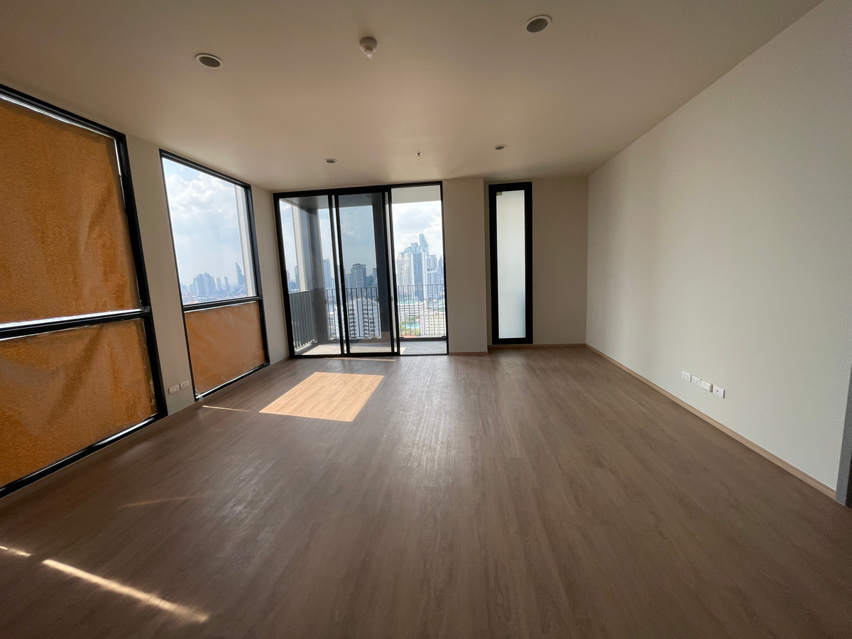 ขายคอนโดสาทร นราธิวาส : [RARE ITEM] The Issara Sathorn 3BR ชั้นสูง วิวโค้งน้ำบางกะเจ้า ที่จอดรถ 100% ใจกลางถนนจันทน์-สาทร สัมผัสประสบการณ์การอยู่อาศัยที่เหนือระดับ กับยูนิตตำแหน่งสวยที่สุดในโครงการ คอนโด High Rise ระดับ Luxury บนทำเลศักยภาพ "ถนนจันทน์" เชื่อมต่อสีลม-สา