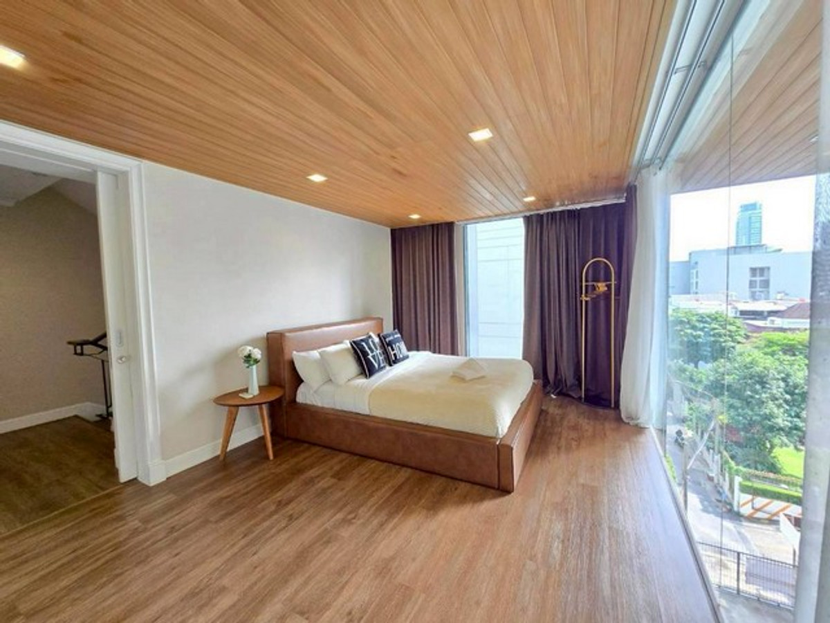 For RentHouseSukhumvit, Asoke, Thonglor : HR3321 Rare Item Super Luxury House with Private Lift 749 Residence Sukhumvit 49/1 near BTS Phrom Phong & Thonglor