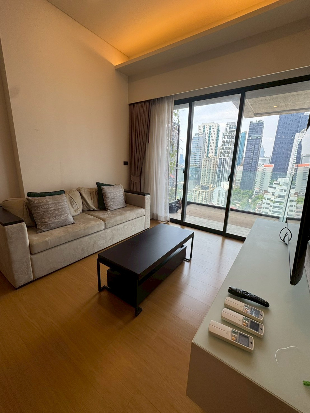 For RentCondoSukhumvit, Asoke, Thonglor : 2 bedrooms available, beautiful view, fully decorated, ready to move in. Near BTS Phrom Phong
