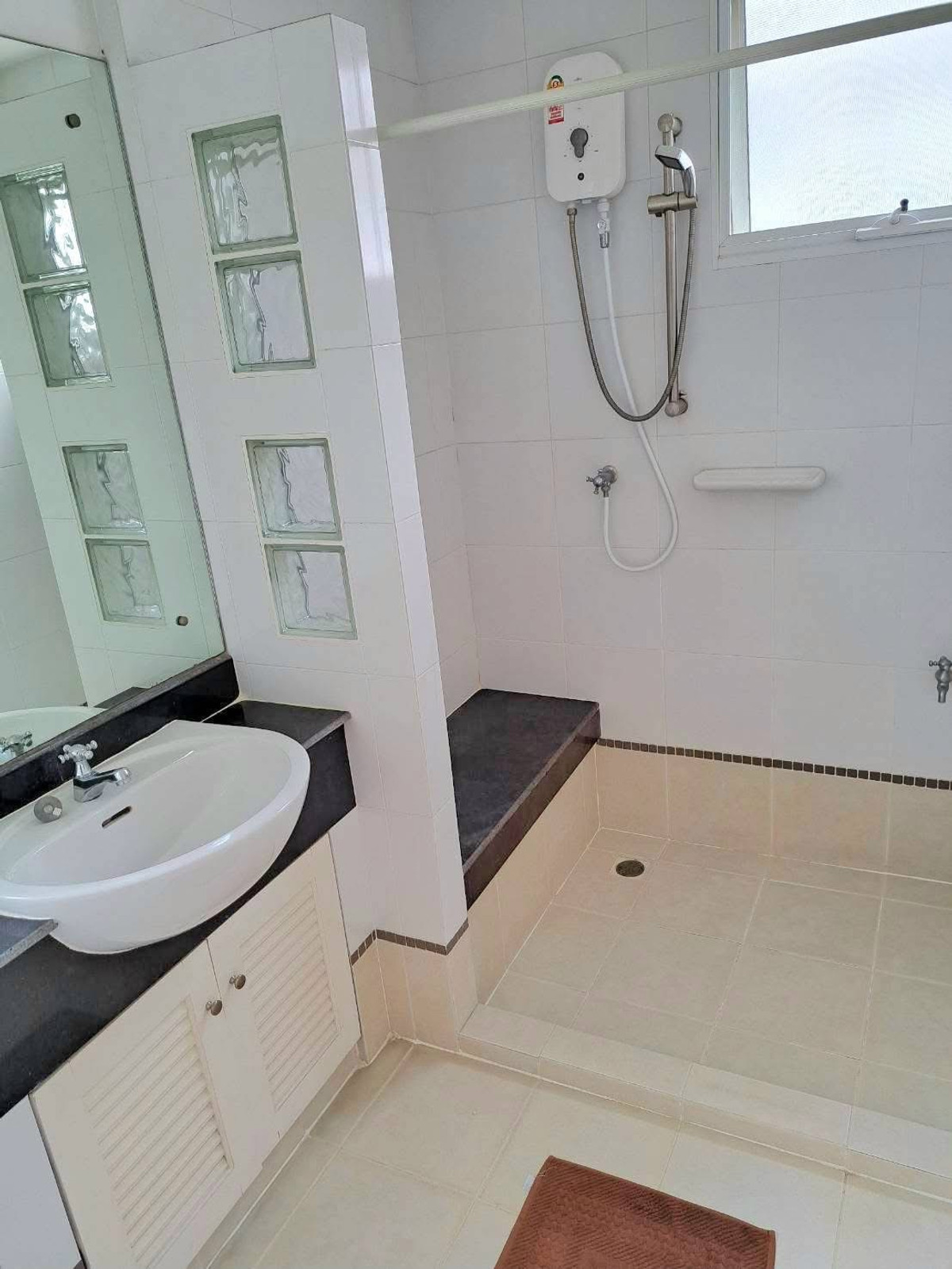 For RentHouseSeri Thai, Ramkhamhaeng Nida : Mantana Onnut - Wongwaen / 3 bedrooms (for rent), Mantana Onnut - Wongwaen 3 Bedrooms (FOR RENT) POON188