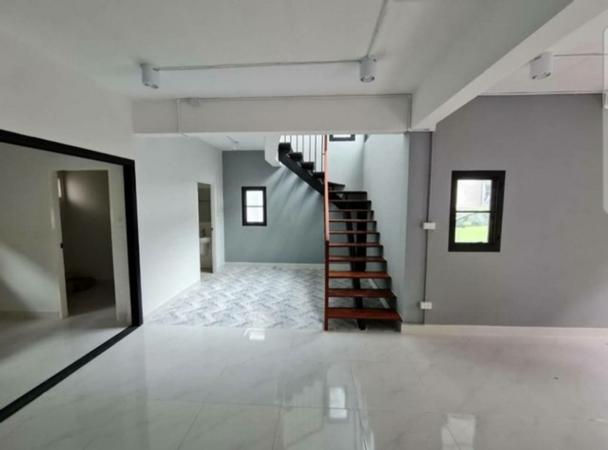 For RentHouseChokchai 4, Ladprao 71, Ladprao 48, : HR3327 Home Office for rent, completely renovated, Chokchai 4, wide area 70 sq m, parking for up to 7 cars, company registration possible.