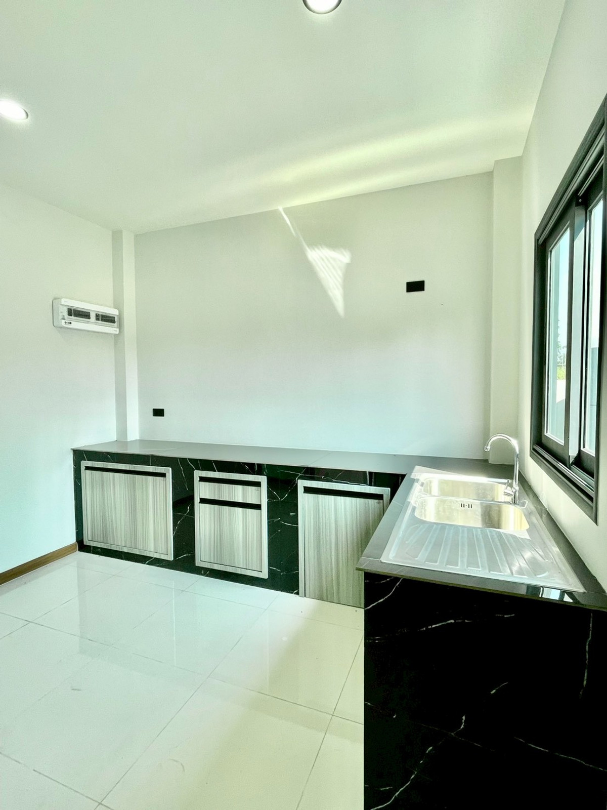 For SaleHousePattaya, Bangsaen, Chonburi : Detached House 57 Sq.w. behind Wat Takian Tia / 4 Bedrooms (FOR SALE) BEWN106