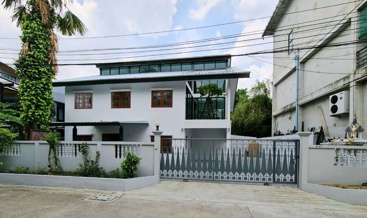 For RentHouseChokchai 4, Ladprao 71, Ladprao 48, : HR3327 Home Office for rent, completely renovated, Chokchai 4, wide area 70 sq m, parking for up to 7 cars, company registration possible.