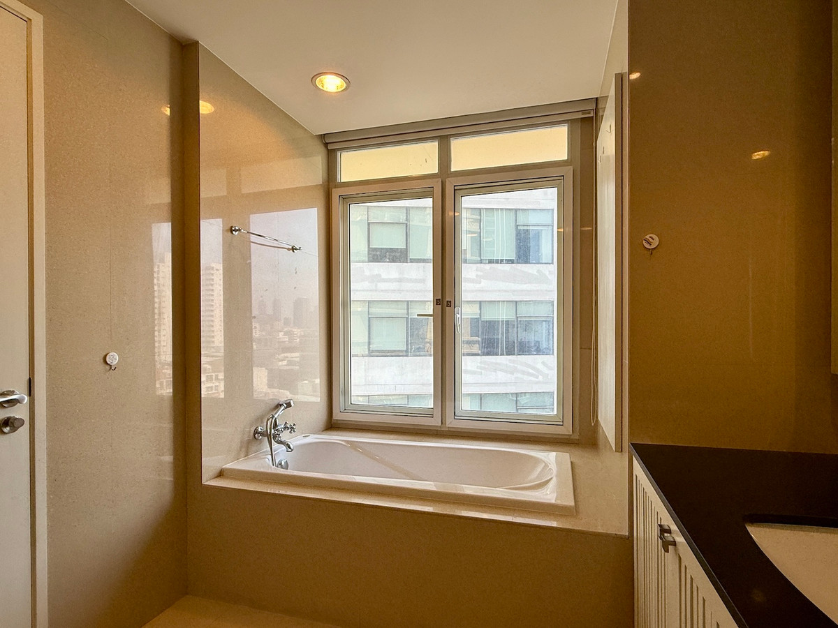 ให้เช่าคอนโดสุขุมวิท อโศก ทองหล่อ : คอนโด 4 ห้องนอน เลี้ยงสัตว์ได้ ใจกลางซอยทองหล่อ ใกล้สถานีรถไฟฟ้า BTS ทองหล่อ