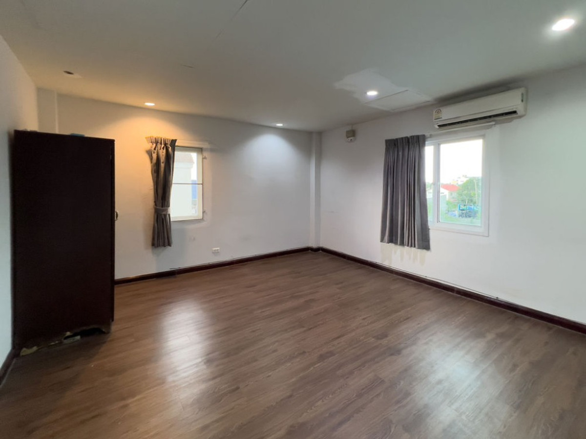 ให้เช่าทาวน์โฮมโชคชัย4 ลาดพร้าว71 : HR3325ให้เช่าHome Office สภาพสวย พร้อมใช้งาน หมู่บ้านชาลิสา ลาดพร้าววังหิน 34 พื้นที่ใช้สอยจุใจ 200 ตร.ม.  6 ห้องนอน/ห้องทำงาน |ทำเลศักยภาพเชื่อมต่อนาคนิวาส