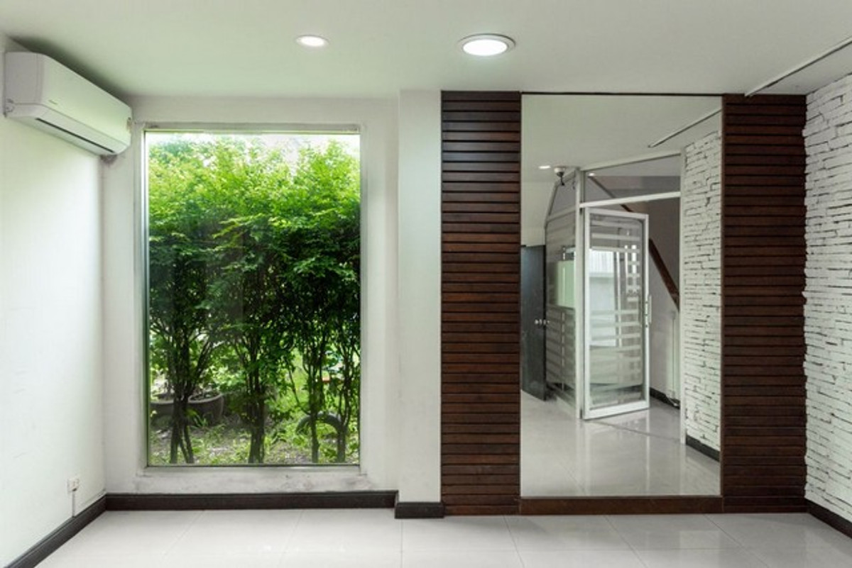 ให้เช่าทาวน์โฮมโชคชัย4 ลาดพร้าว71 : HR3325ให้เช่าHome Office สภาพสวย พร้อมใช้งาน หมู่บ้านชาลิสา ลาดพร้าววังหิน 34 พื้นที่ใช้สอยจุใจ 200 ตร.ม.  6 ห้องนอน/ห้องทำงาน |ทำเลศักยภาพเชื่อมต่อนาคนิวาส