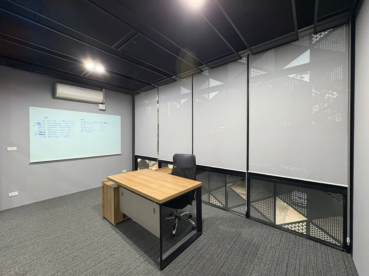 For RentOfficeBangna, Bearing, Lasalle : For rent, good price!!!  Office / 3-story office building ready to use 
 📍Sukhumvit 105 Soi Lasalle, 3-story office, usable area: 590 sq m, number of rooms: 12 with 14 air conditioners, 4 bathrooms, parking for 20 cars.