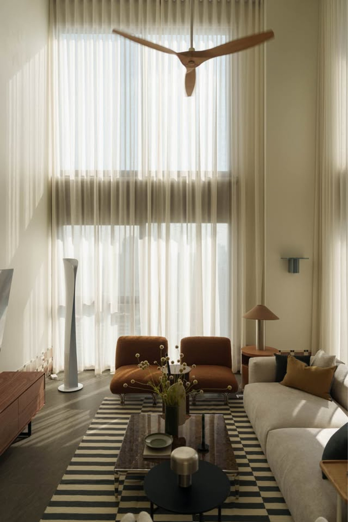 ให้เช่าคอนโดสีลม ศาลาแดง บางรัก : ให้เช่า The Lofts Silom ราคา 140,000 บาท [JZr260311]