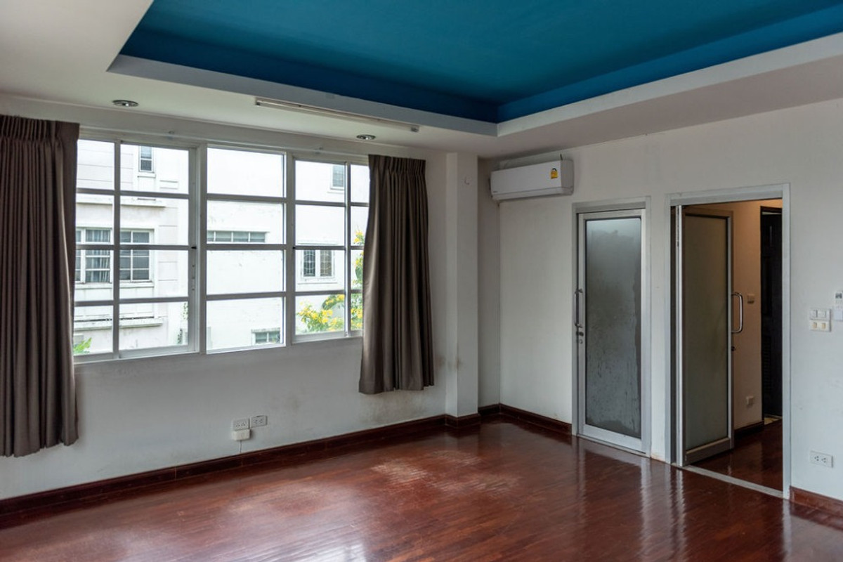 ให้เช่าทาวน์โฮมโชคชัย4 ลาดพร้าว71 : HR3325ให้เช่าHome Office สภาพสวย พร้อมใช้งาน หมู่บ้านชาลิสา ลาดพร้าววังหิน 34 พื้นที่ใช้สอยจุใจ 200 ตร.ม.  6 ห้องนอน/ห้องทำงาน |ทำเลศักยภาพเชื่อมต่อนาคนิวาส