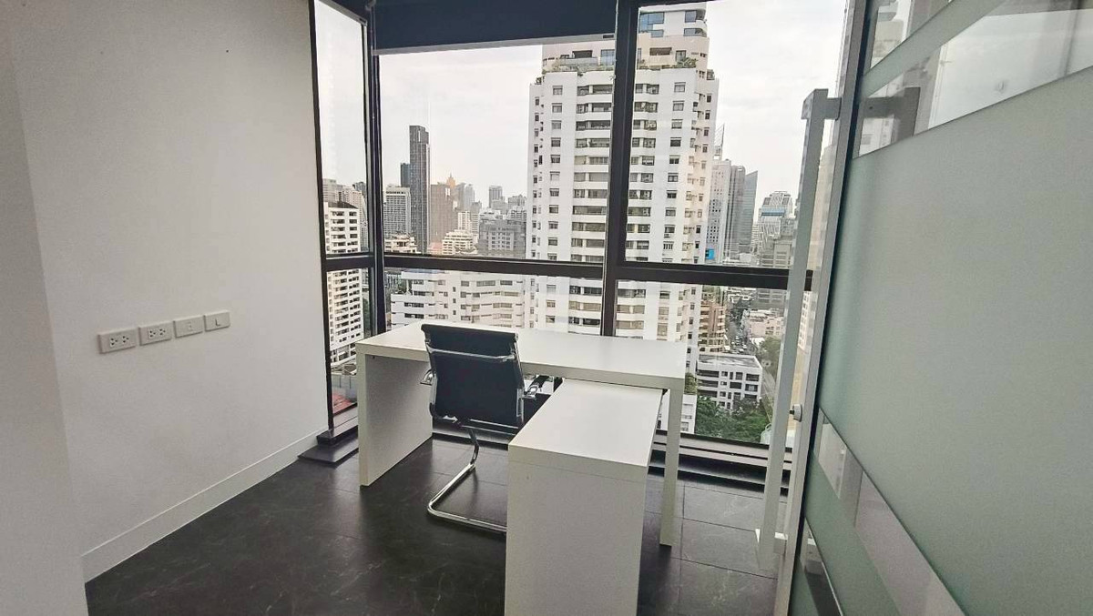 For RentOfficeSukhumvit, Asoke, Thonglor : HR3329FOR RENT Office ready to move in, city view, New Phetchaburi Road (near MRT Phetchaburi), area 120.80 sq m | Rooms already separated | Free common fees Can register a company